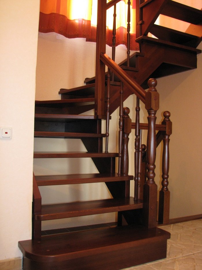 Лестницы в бревенчатом доме на второй этаж: фото | Лестницы от души