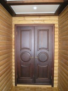 двери из массива дерева